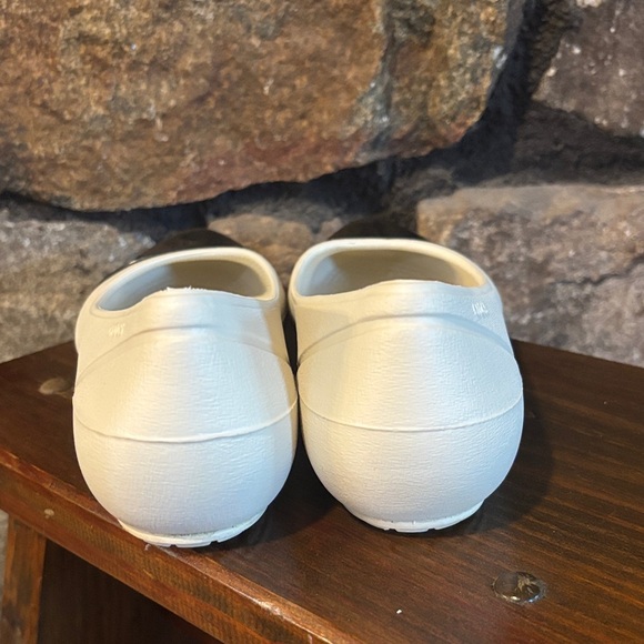 CROCS W7 Cap Toe Ballet Flat Women Stucco Off White and Black - Picture 5 of 8